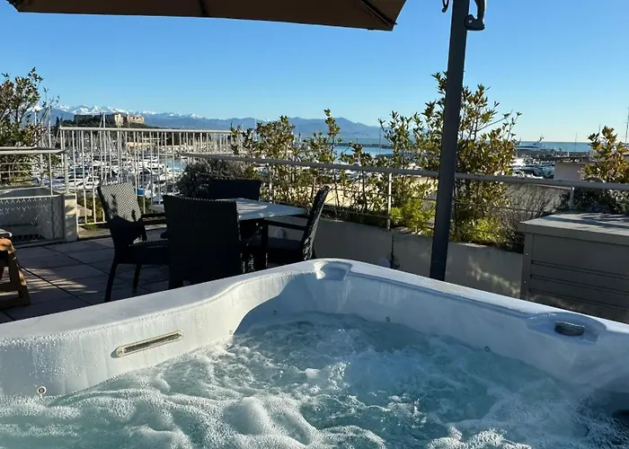 Penthouse Vue Avec Rooftop,jacuzzi,et Parking Prive アパート アンティーブ